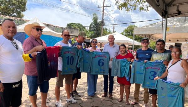Prefeitura de couto magalhães entrega uniformes para equipes femininas de futsal