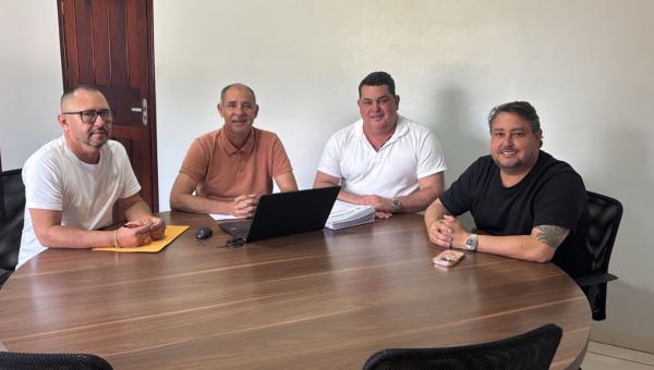 Prefeito Júlio César recebe a visita de empresários em seu gabinete