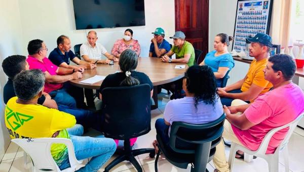 Prefeitura e barraqueiros participam de reunião sobre a temporada de praia de Couto Magalhães
