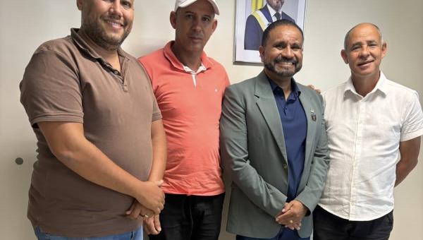 Prefeito Júlio César visita Secretaria de Igualdade Racial visando a promoção de ações de combate ao racismo