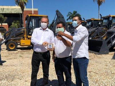 Prefeitura de Couto Magalhães recebe retroescavadeira do Governo do Estado