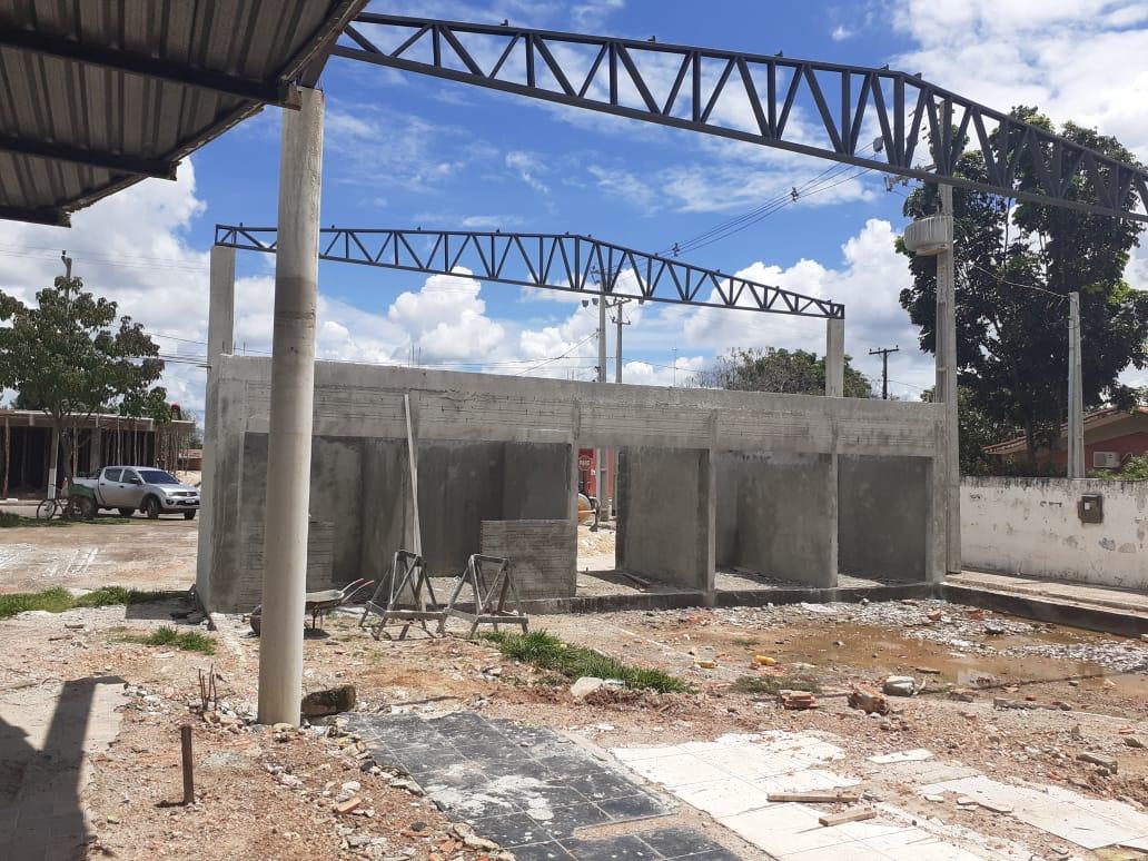 Prefeito Júlio César e secretariado realizam visita às obras da Feira do Agricultor em Couto Magalhães
