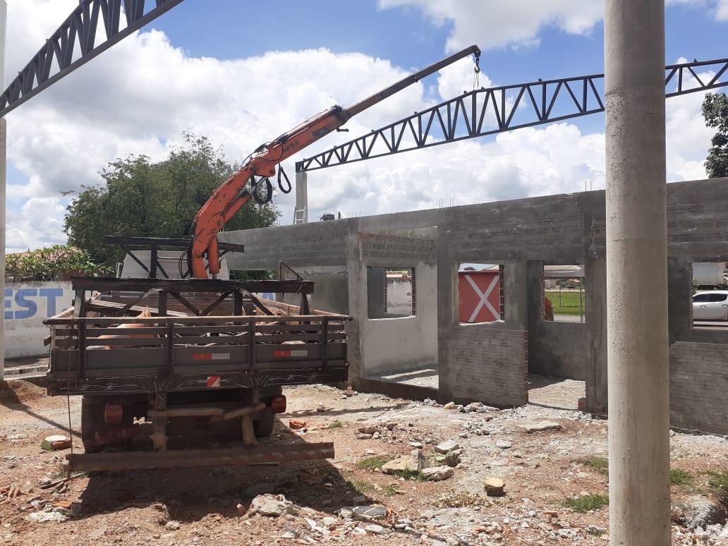 Prefeito Júlio César e secretariado realizam visita às obras da Feira do Agricultor em Couto Magalhães
