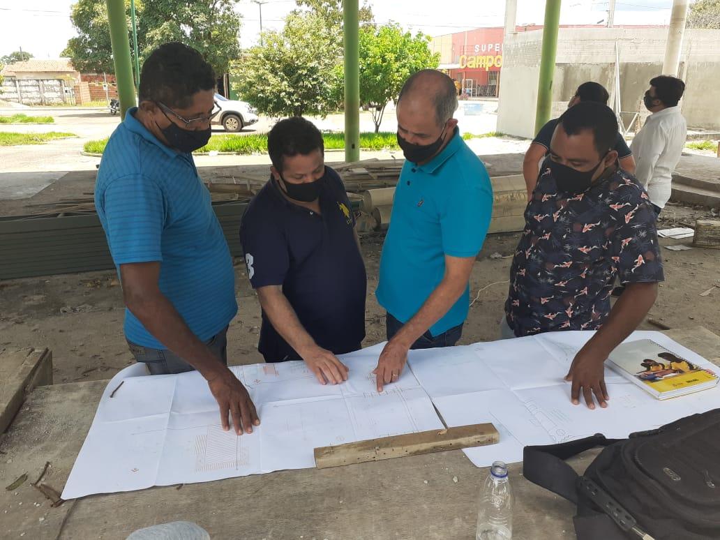Prefeito Júlio César e secretariado realizam visita às obras da Feira do Agricultor em Couto Magalhães
