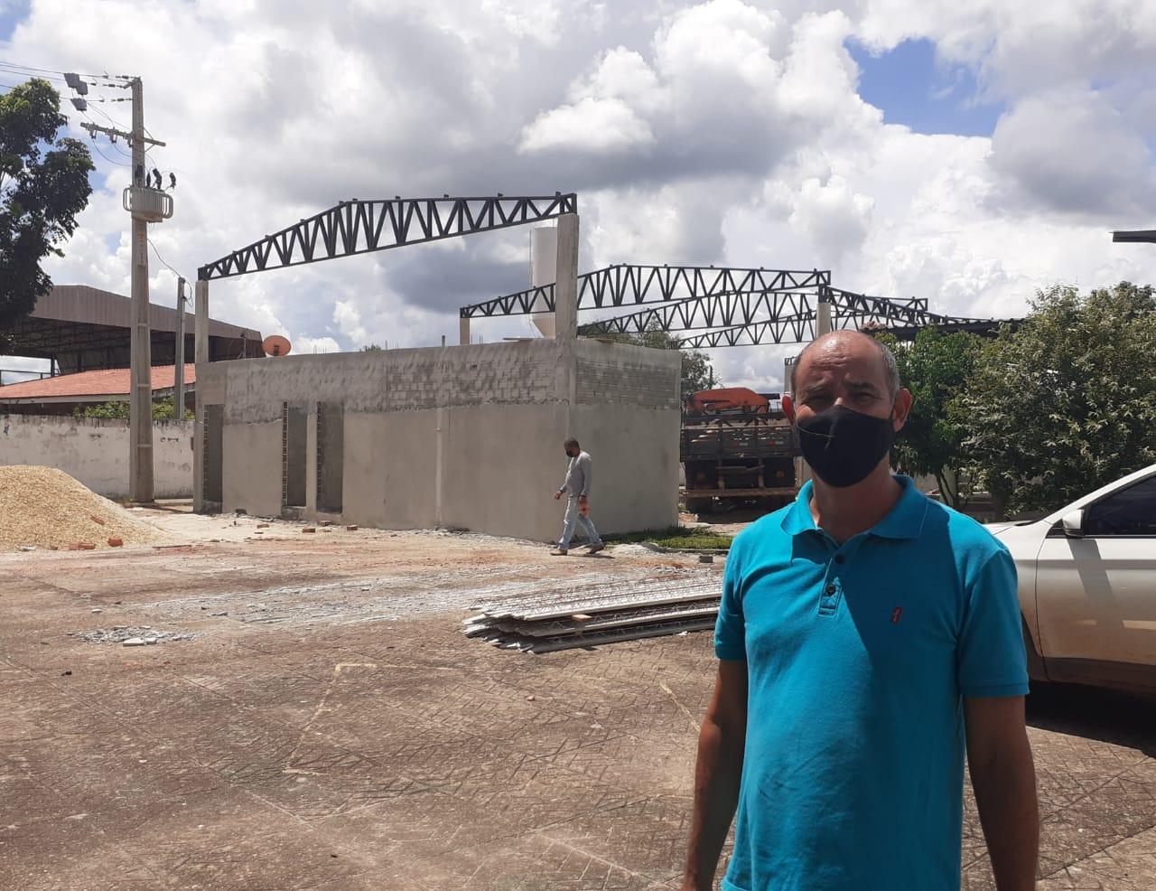 Prefeito Júlio César e secretariado realizam visita às obras da Feira do Agricultor em Couto Magalhães
