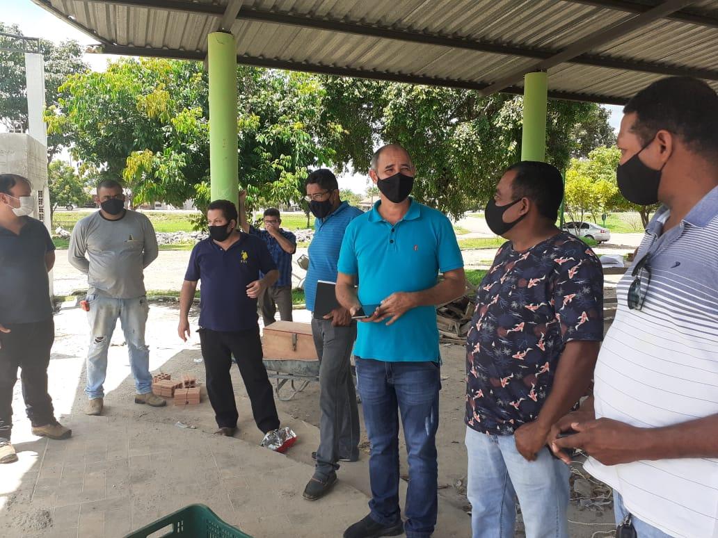 Prefeito Júlio César e secretariado realizam visita às obras da Feira do Agricultor em Couto Magalhães
