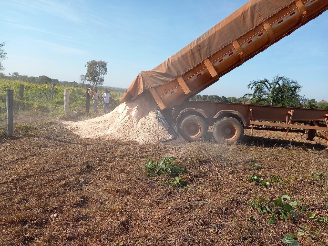 Prefeitura de Couto Magalhães realiza gradagem e distribuição de calcário para Agricultores