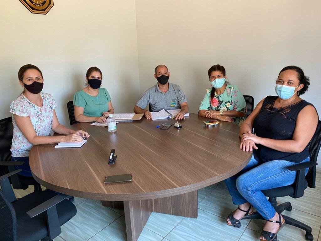 Prefeito de Couto Magalhães reúne-se com equipe para tratar da Progressão Funcional dos Servidores