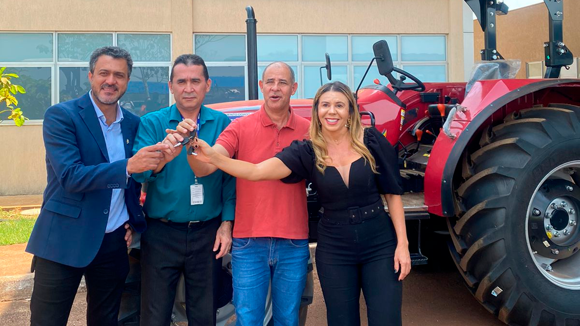 PREFEITO JULIO CESAR RAMOS BRASIL RECEBE TRATOR DE ÚLTIMA GERAÇÃO PARA IMPULSIONAR AGRICULTURA EM COUTO MAGALHÃES

