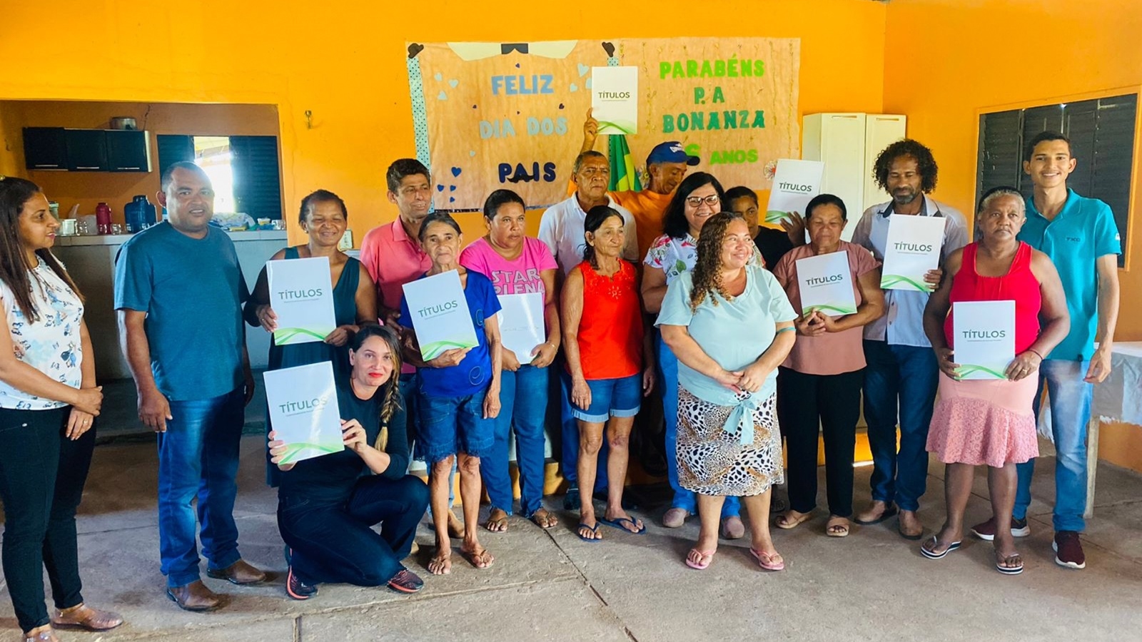Moradores do PA Bonanza recebem título de suas terras em Couto Magalhães