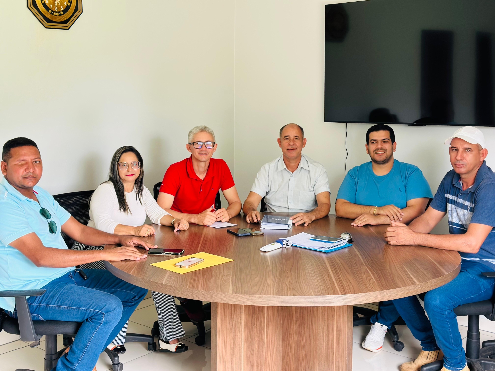 Prefeito Júlio César recebe mesa diretiva da Câmara em reunião

