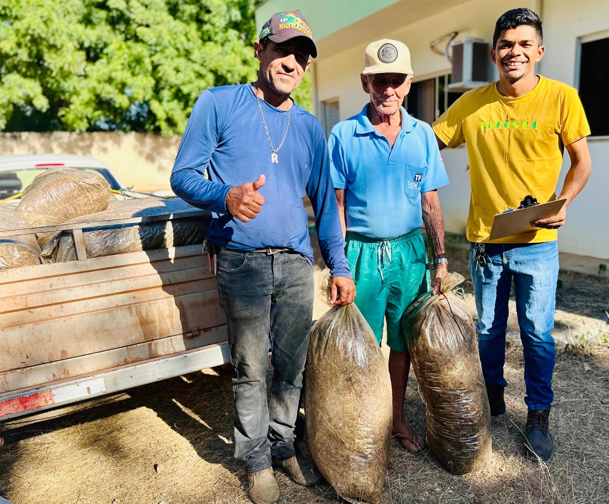 Prefeitura de Couto Magalhães entrega silagem a agricultores familiares