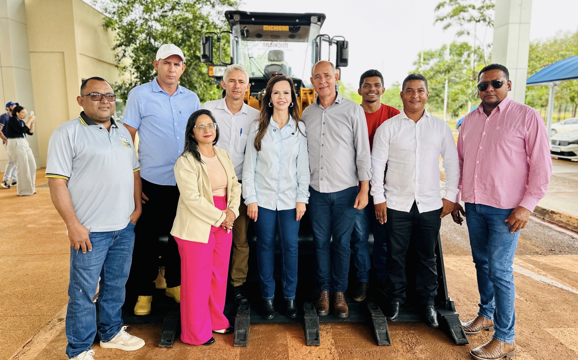Couto Magalhães recebe Pá Carregadeira por indicação da senadora Dorinha