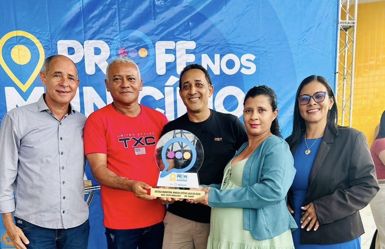 Equipe de Couto Magalhães volta para casa com troféu e prêmio de 250 mil reais por destaque na educação