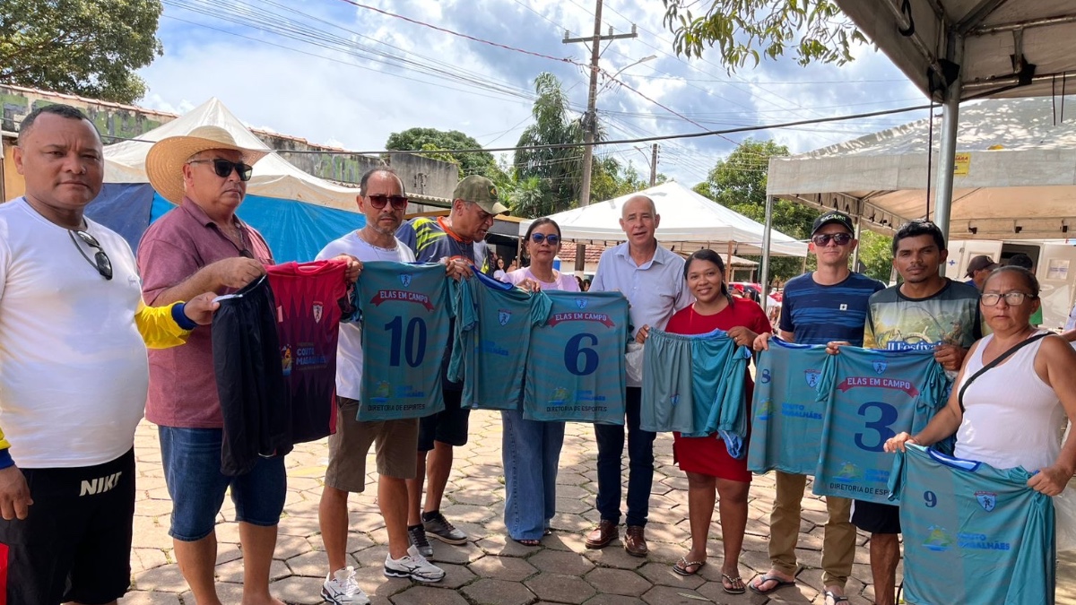 Prefeitura de couto magalhães entrega uniformes para equipes femininas de futsal