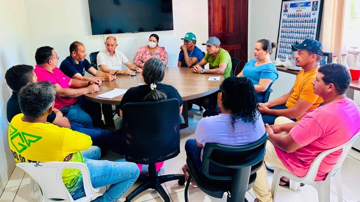 Prefeitura e barraqueiros participam de reunião sobre a temporada de praia de Couto Magalhães

