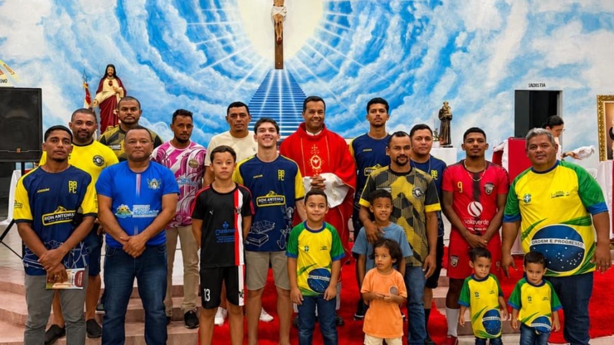 Diretoria de Esportes de Couto Magalhães marca presença na Missa dos Desportistas